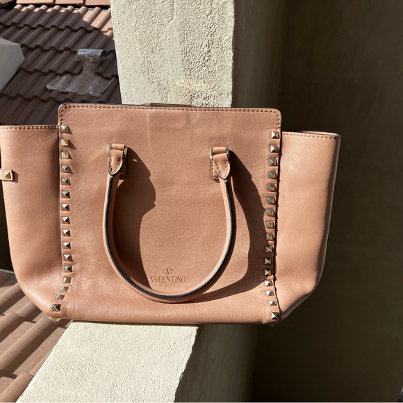 Valentino Garavani Rockstud leather tote - Picture 2 of 12